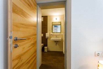 Frühstückspension: Dusche und WC im Komfortzimmer - Pension Au an der Donau