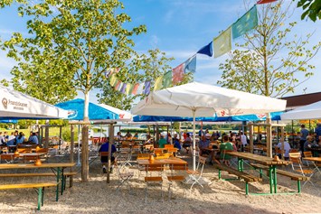 Frühstückspension: unser Gastgarten mit traumhafter Donausicht - Pension Au an der Donau