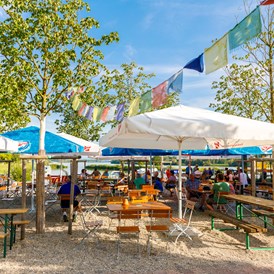Frühstückspension: unser Gastgarten mit traumhafter Donausicht - Pension Au an der Donau