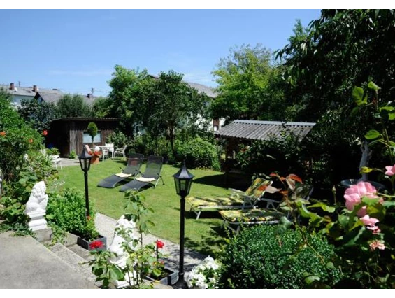 Frühstückspension: Gartenbild - Haus Stuttgart