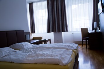 Frühstückspension: Doppelzimmer - Hotel & Vinothek Schwarzer Adler Ottensheim