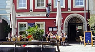 Frühstückspension: Gastgarten - Hotel & Vinothek Schwarzer Adler Ottensheim