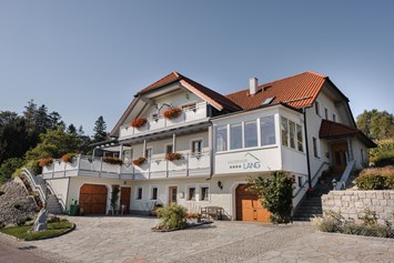 Frühstückspension: Gästehaus Lang liegt auf einer kleinen Anhöhe mit traumhaften Panorama über das Donautal zur Nordalpenkette - Gästehaus Lang