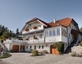 Frühstückspension: Gästehaus Lang liegt auf einer kleinen Anhöhe mit traumhaften Panorama über das Donautal zur Nordalpenkette - Gästehaus Lang
