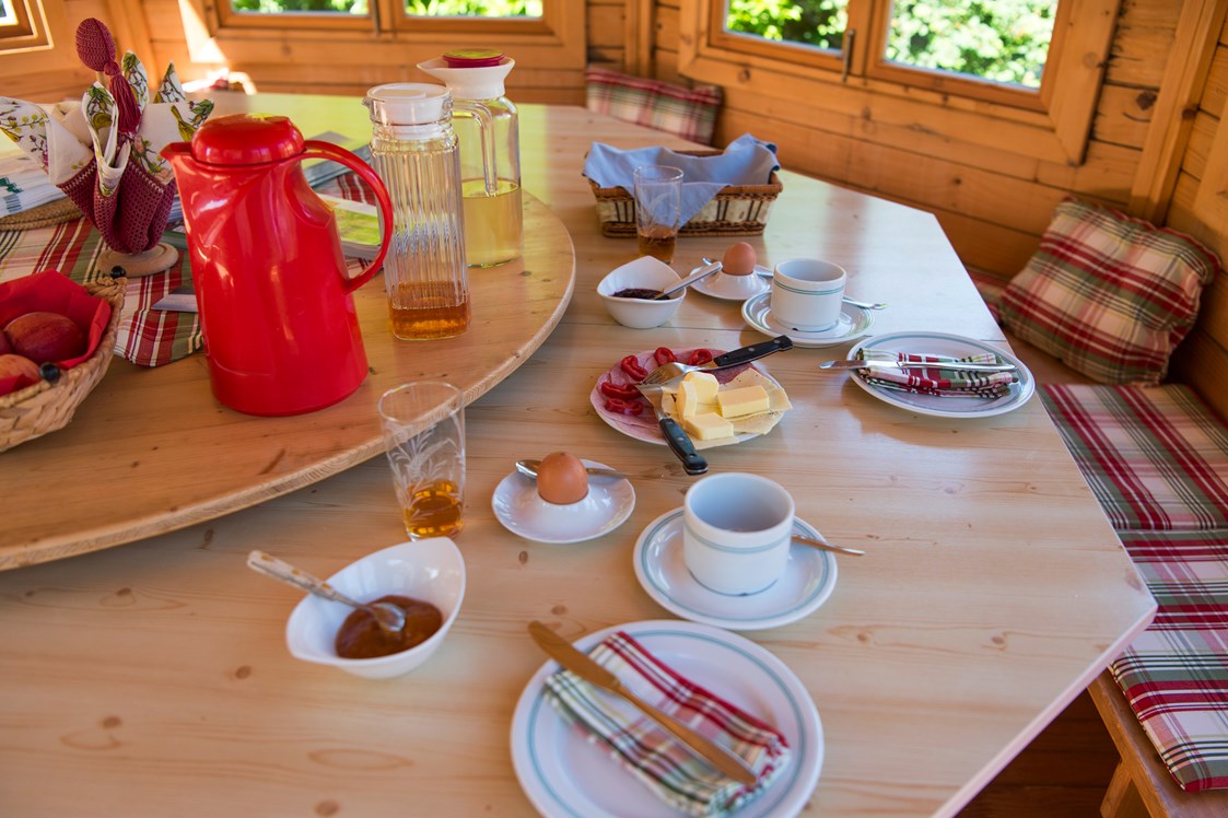 Frühstückspension: Leckeres Frühstück in den Sommermonaten 
im Pavillion serviert - Bauernhof Webinger