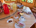 Frühstückspension: Leckeres Frühstück in den Sommermonaten 
im Pavillion serviert - Bauernhof Webinger