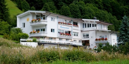 Pensionen - Parkplatz: kostenlos bei der Pension - St. Anton am Arlberg - Unser Sonnenhof im Sommer ! - Gästehaus Sonnenhof