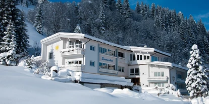 Pensionen - Parkplatz: kostenlos bei der Pension - St. Anton am Arlberg - Unser Sonnenhof im Winter ! - Gästehaus Sonnenhof