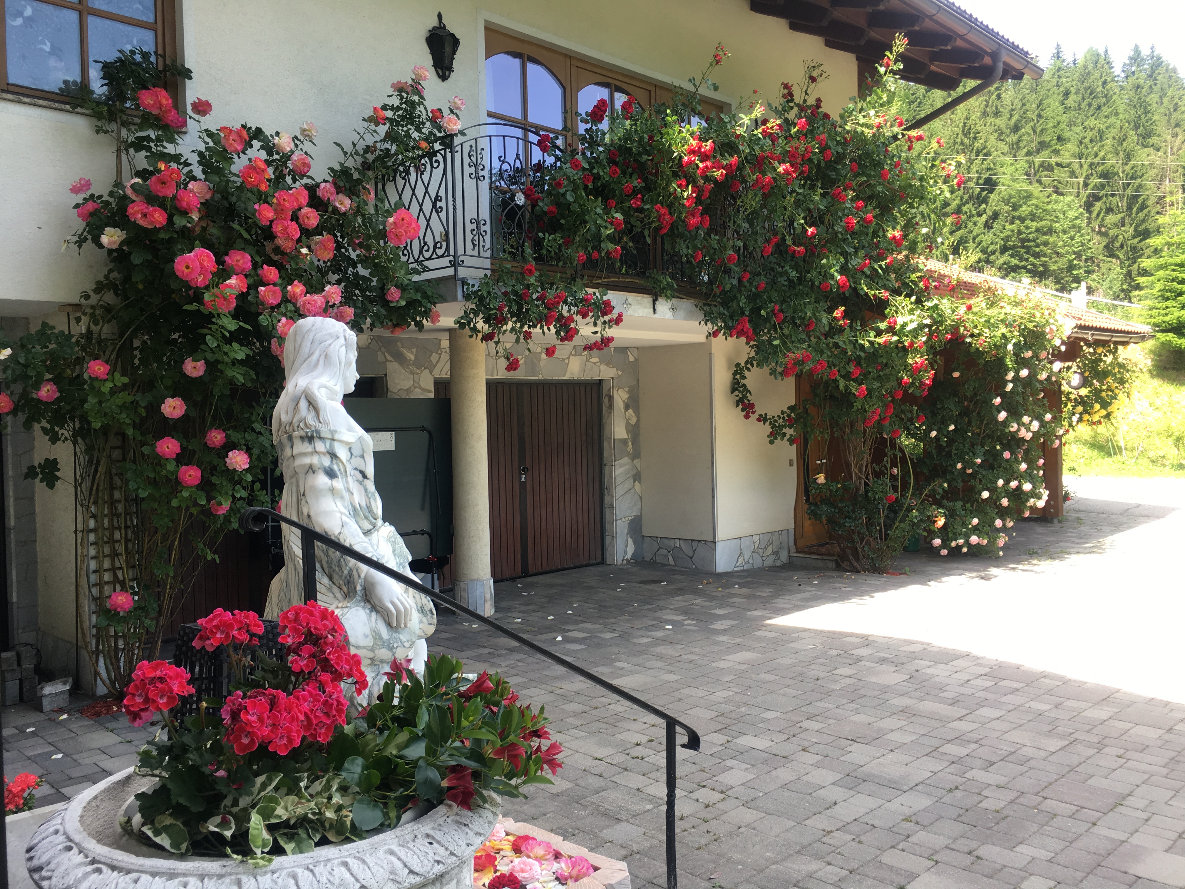 Pensionen - Region Villach - Eingang und Parkplatz - Ferienhaus Kramser