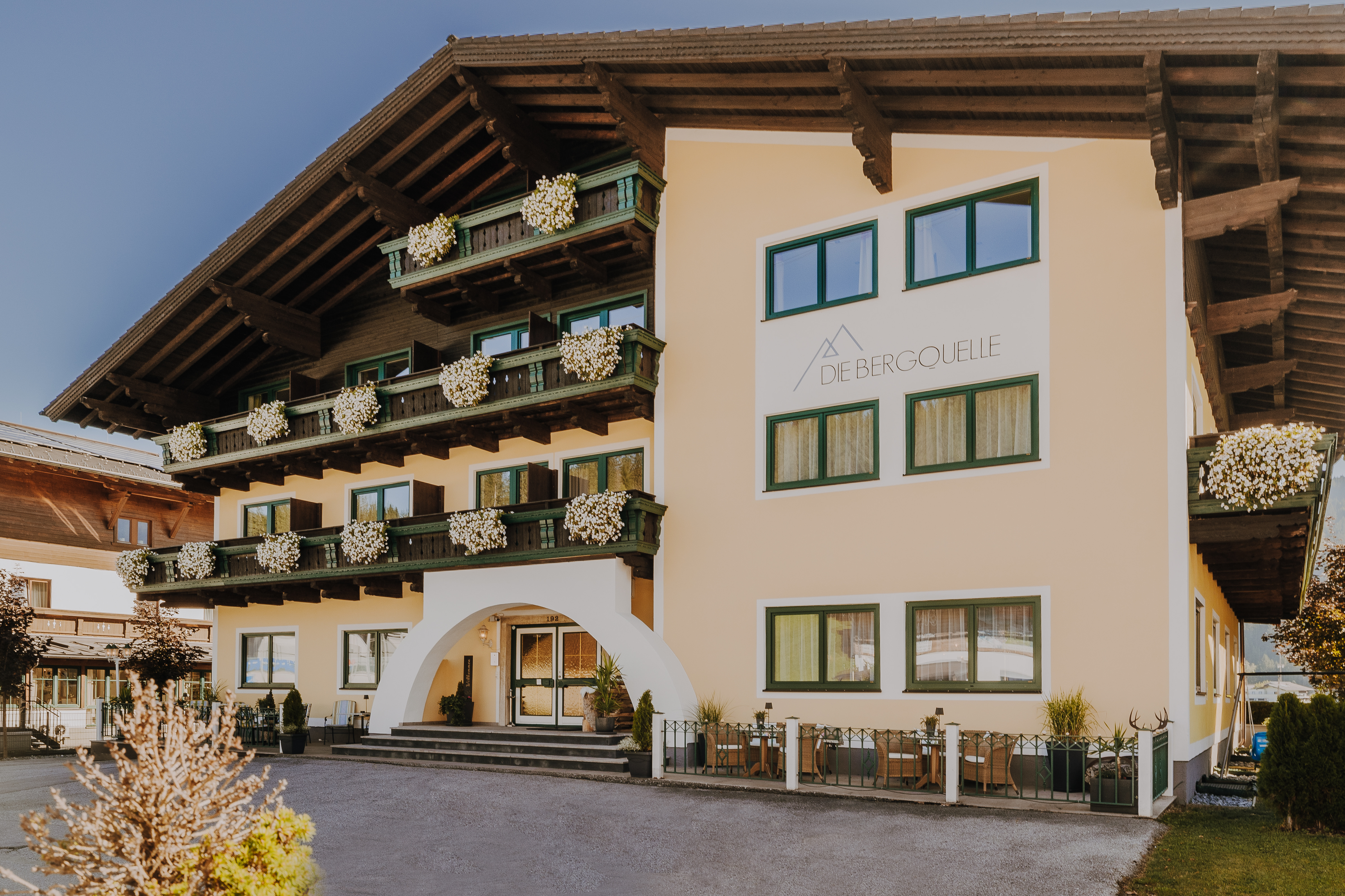 Frühstückspension: Außenansicht im Sommer - B&B Hotel Die Bergquelle