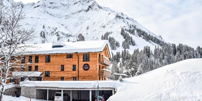 Pensionen - Garten - Vorarlberg - Ansicht mit Carport - Lisas