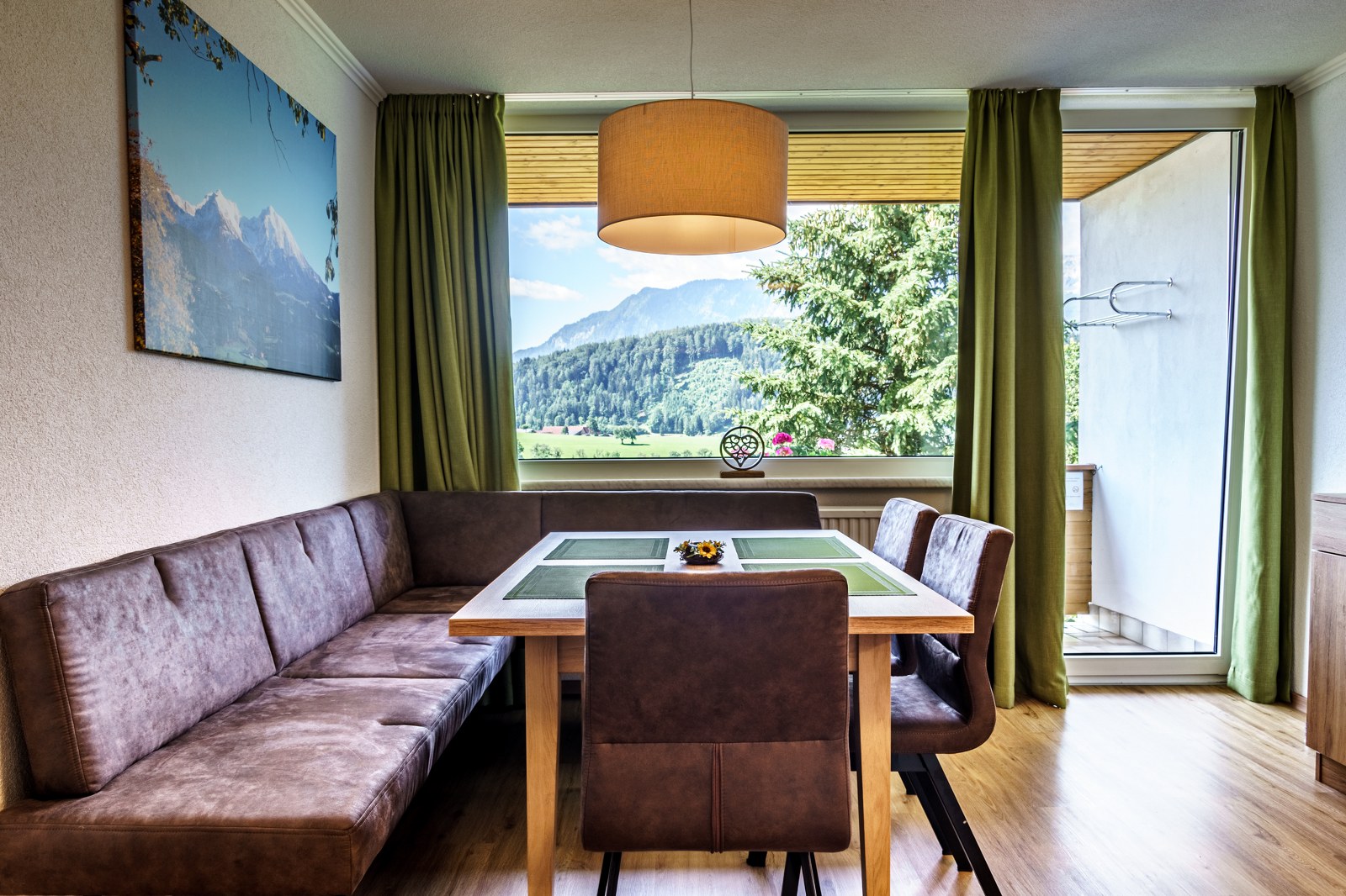 Frühstückspension: Neues Apartment D Priel - Wohnküche mit Balkon und Aussicht auf die Berge der Urlaubsregion Pyhrn Priel - Haus Löger Apartments
