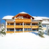 Frühstückspension - Haus Löger im Winter mit einzigartiger Aussicht auf die Berge - Haus Löger Apartments