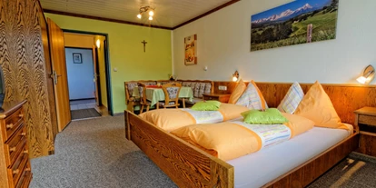 Pensionen - Steinbach an der Steyr - Apartment C - Hinterstoder: Wohn-/Schlafraum - Haus Löger Apartments