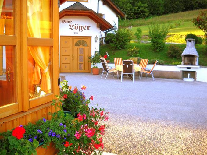 Frühstückspension: Haus Löger Apartments - Terrasse mit Grillplatz und Pavillon (Pyhrn Priel, Oberösterreich) - Haus Löger Apartments Pyhrn Priel