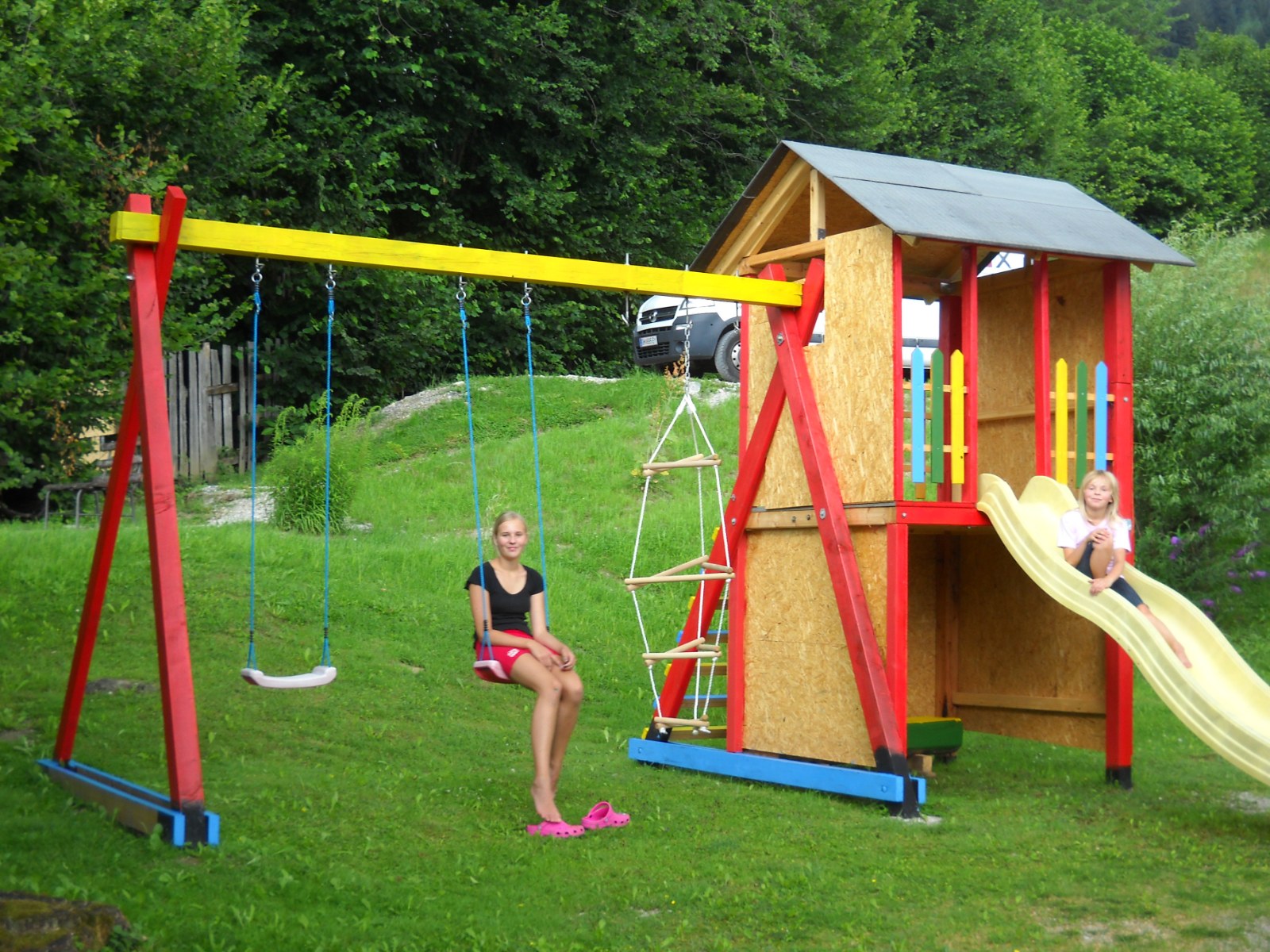 Frühstückspension: Spielplatz hinter den Haus Löger Apartments im Pyhrn Priel (Oberösterreich) - Haus Löger Apartments Pyhrn Priel