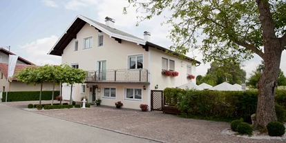 Pensionen - Art der Pension: Frühstückspension - Seewalchen am Attersee - Urlaub am Attersee im Salzkammergut. Unsere 4-Sterne Pension ist mit der ausgezeichneten Lage (nur 10 Gehminuten zum Attersee) perfekter Ausgangspunkt für Ihren sportlich aktiven oder relaxten Urlaub inmitten einer atemberaubenden Naturkulisse. In unserem Haus finden sich 4 Zimmer de luxe, 1 Junior Suite mit Whirlpool und 3 Ferienwohnungen mit exklusiver Ausstattung. Das türkisblaue kristallklare Wasser des Attersees wird auch die "Karibik des Salzkammergutes" genannt. Wir freuen uns auf Ihre Anfrage - Sie können direkt buchen: +43 699 13571 000 oder knoll@salzkammergut.at  - Pension Knoll ****
