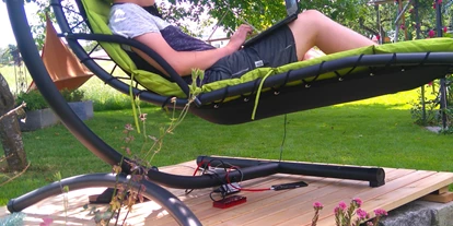 Pensionen - Art der Pension: Frühstückspension - Seewalchen am Attersee - Große, blühende Gartenanlage mit Entspannungsliegen. 
Bei Kindern beliebt ist unsere Fußballwiese und das Trampolin. - Pension Holzapfel