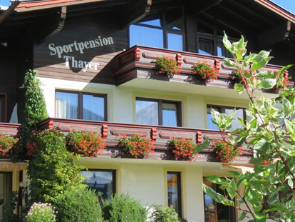 Pensionen - Parkplatz: kostenlos bei der Pension - Leogang - Ansicht aufs Haus vom Garten aus - Sportpension Thayer