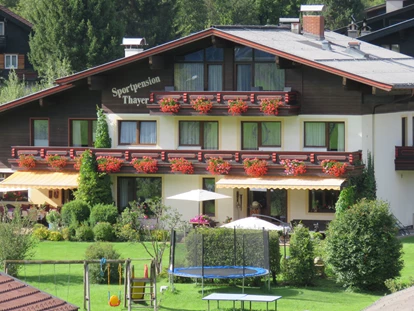 Pensionen - Parkplatz: kostenlos bei der Pension - Leogang - Haus - Garten - Spielplatz - Sportpension Thayer