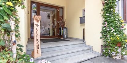 Pensionen - Parkplatz: kostenlos bei der Pension - Leogang - Eingangsbereich - Frühstückshotel Birkenhof