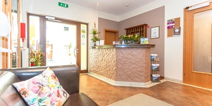 Pensionen - Parkplatz: kostenlos bei der Pension - Leogang - Rezeption und Eingang - Frühstückshotel Birkenhof