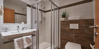 Pensionen - Parkplatz: kostenlos bei der Pension - Leogang - Badezimmer "Blume" - Frühstückshotel Birkenhof