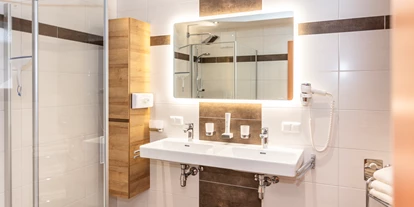Pensionen - Parkplatz: kostenlos bei der Pension - Leogang - Badezimmer Ferienwohnung "Birkenblatt" - Frühstückshotel Birkenhof