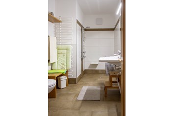 Frühstückspension: Sunseitn - barrierefreies Bad mit Dusche und WC - Gästehaus "In da Wiesn"