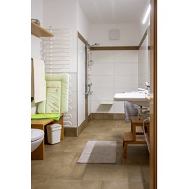 Frühstückspension: Sunseitn - barrierefreies Bad mit Dusche und WC - Gästehaus "In da Wiesn"