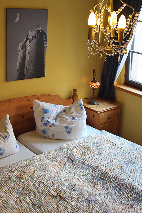 Frühstückspension: Rapunzel – Doppelzimmer
Doppelbett - Pension Fuchshöhl - Märchenzimmer
