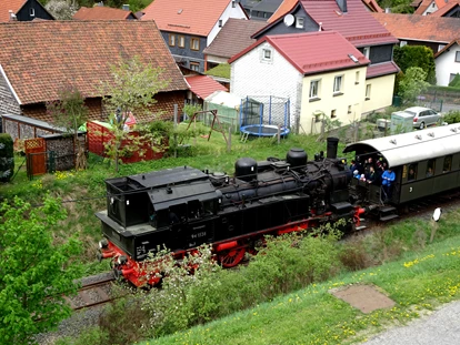 Pensionen - Restaurant - die Rennsteigbahn (fährt zu besonderen Anlässen - Pension Steinbergsblick