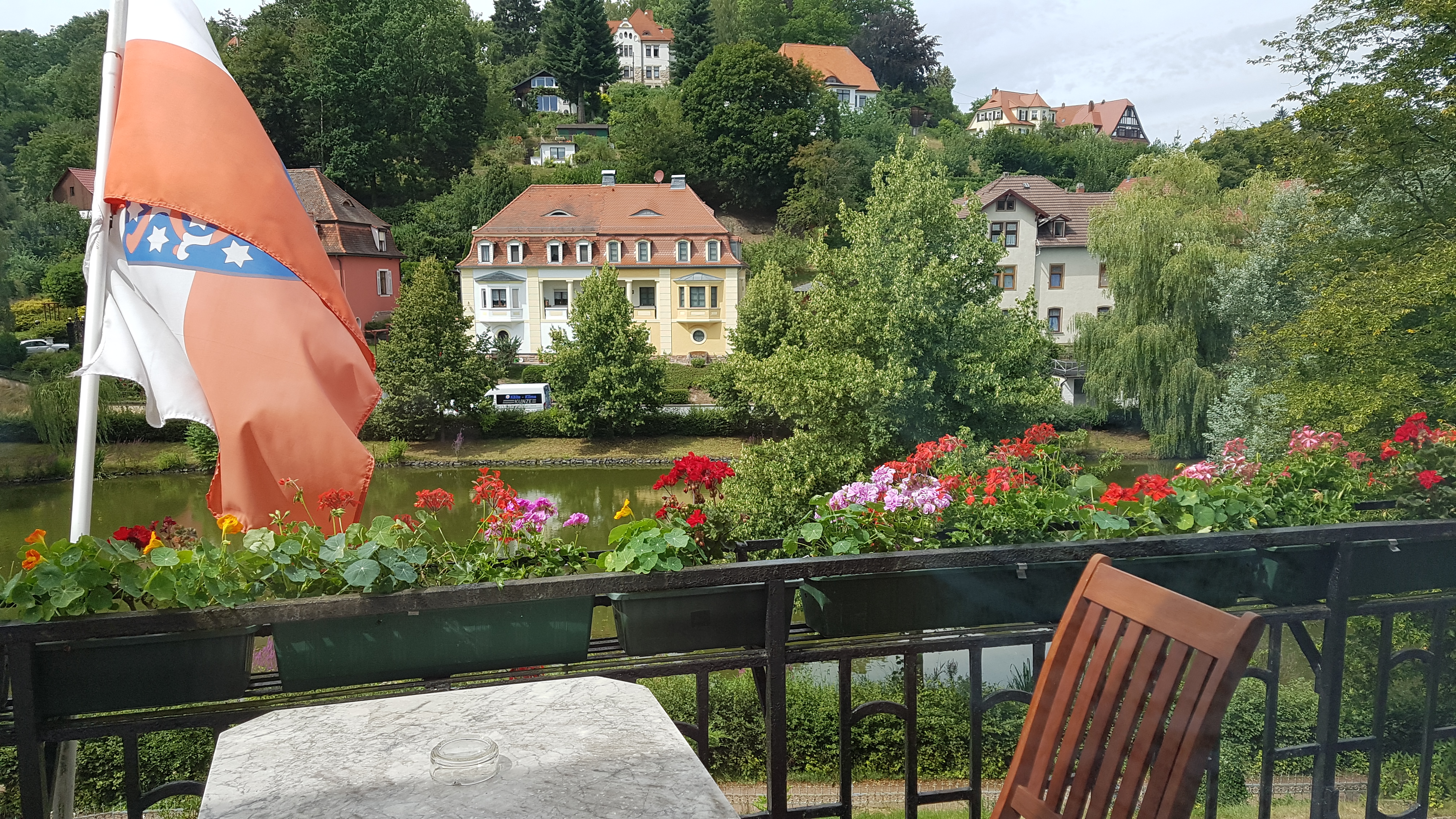 Pensionen - Thüringen - Balkonblick zum Neuen Teich mit seinen städtischen Villen. - Pension Rau