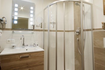 Frühstückspension: Dusche oder Bad mit jeweils WC und ein WC im Vorraum - Haus Voithofer mit Top Ferienwohnungen