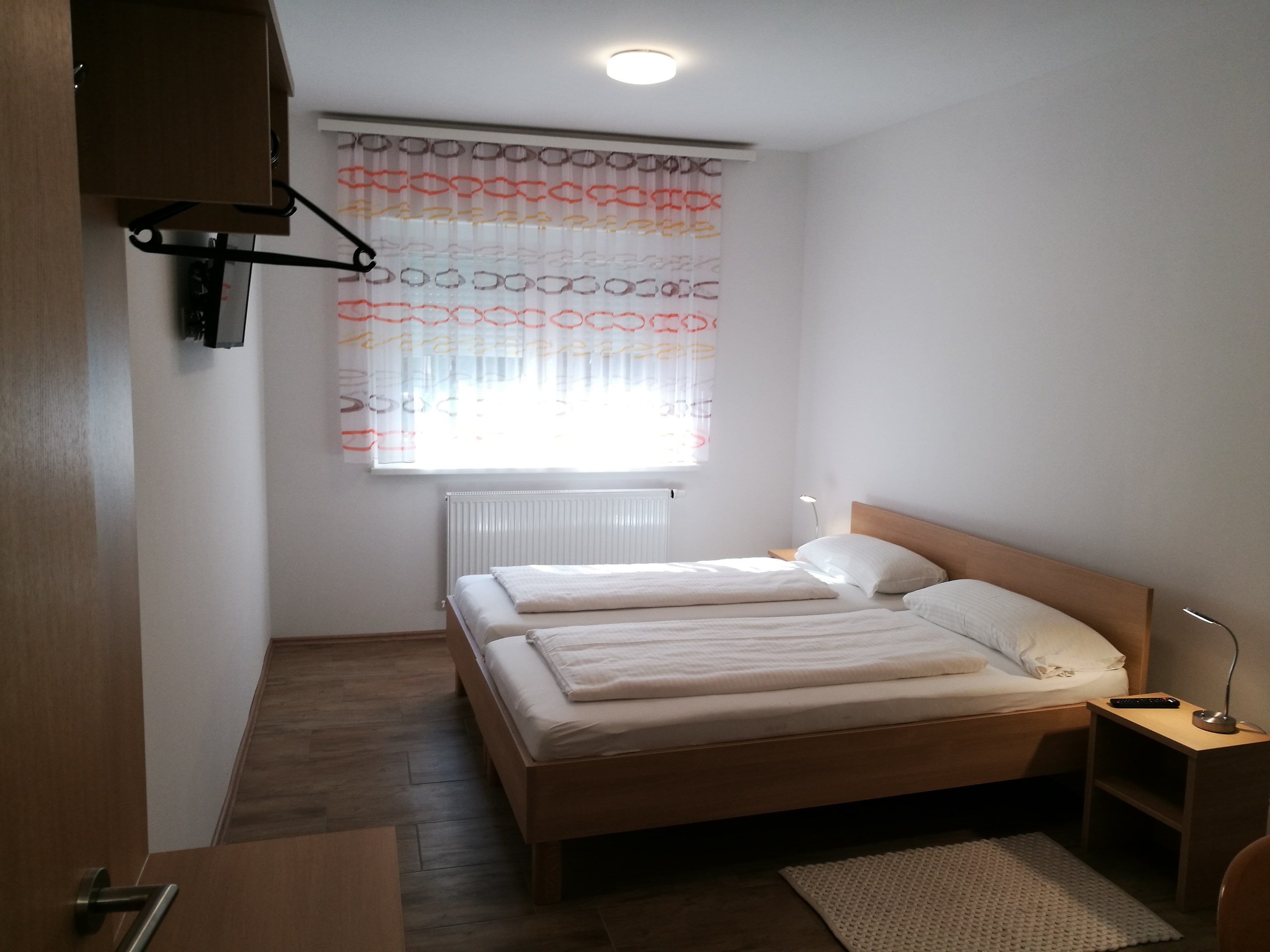 Pensionen - weitere Verpflegungsmöglichkeiten: Nachmittagskaffee - Dorf-Zimmer - Uhudlerei Mirth - Dorfbuschenschank