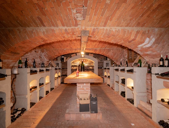 Frühstückspension: Uhudler-Vinothek - Uhudlerei Mirth - Gasthof Kirchenwirt Mirth