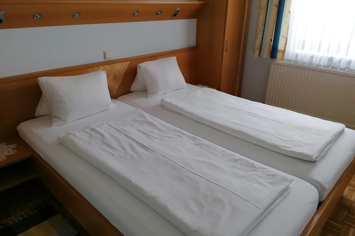 Frühstückspension: Uhudler-Doppelzimmer Gasthof Kirchenwirt *** - Uhudlerei Mirth - Gasthof Kirchenwirt Mirth