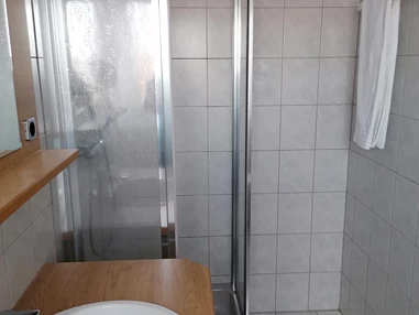 Frühstückspension: Uhudler-Doppelzimmer Bad - Uhudlerei Mirth - Gasthof Kirchenwirt Mirth