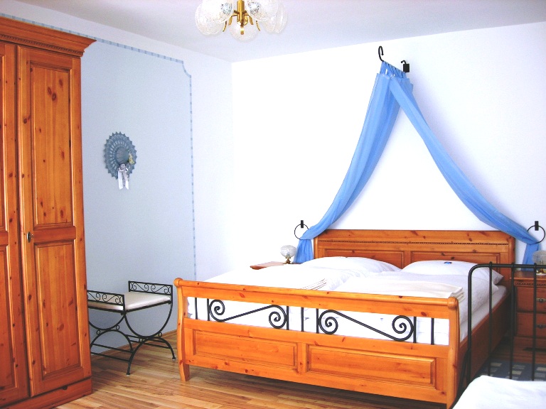 Pensionen - WLAN - Neusiedl am See - Schlafzimmer FeWo "Lavendel" - Sekt & Wein Walter Klein