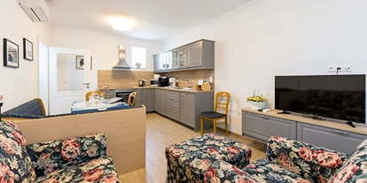 Pensionen - Restaurant - Wohnzimmer FeWo "Rose" - Sekt & Wein Walter Klein