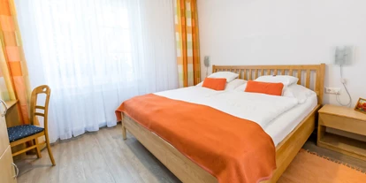 Pensionen - Restaurant - Schlafzimmer FeWo "Rose" - Sekt & Wein Walter Klein