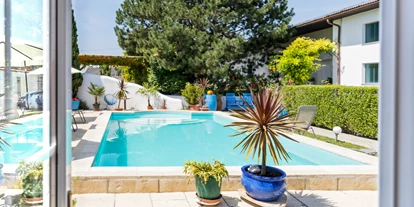 Pensionen - Restaurant - Blick aus dem Pool-Pavillon - Sekt & Wein Walter Klein