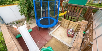 Pensionen - Restaurant - Spielplatz mit Trampolin, Rutsche, Schaukel und Sandkiste - Appartementhaus Martina