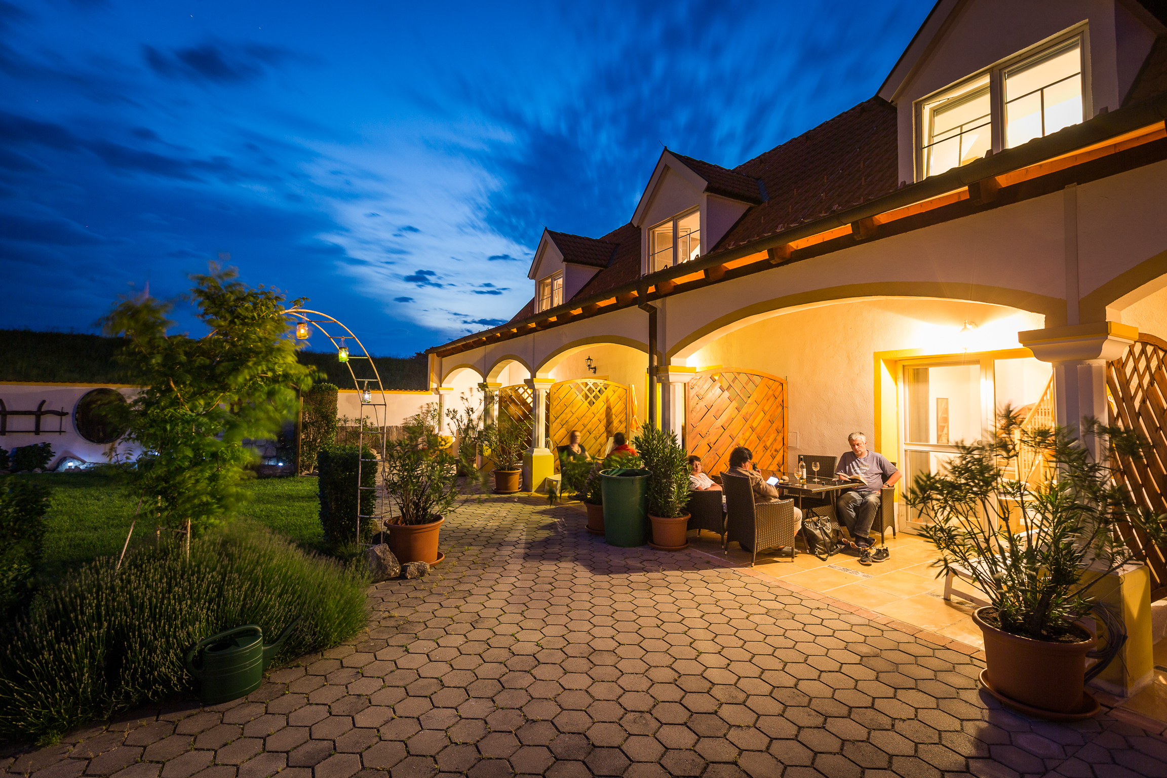 Pensionen - WLAN - Neusiedl am See - Abendstimmung bei den Terrassenwohnungen - Appartementhaus Martina