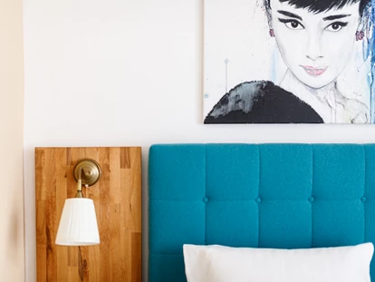 Pensionen - Restaurant - Unsere Doppelzimmer mit Balkon befinden sich auf der Hofseite und sind zw.15 und 19m² groß. Alle unsere Zimmer verfügen über Bad mit Dusche und WC, 
Kabel TV, Haartrockner, Handtücher und Badetücher, Ventilator, Moskitonetz. - Pension Laubenhof