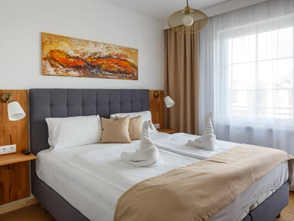 Pensionen - Restaurant - Unsere Doppelzimmer mit Balkon befinden sich auf der Hofseite und sind zw.15 und 19m² groß. Alle unsere Zimmer verfügen über Bad mit Dusche und WC, 
Kabel TV, Haartrockner, Handtücher und Badetücher, Ventilator, Moskitonetz. - Pension Laubenhof