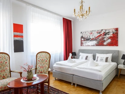 Pensionen - Restaurant - Unsere Doppelzimmer mit Balkon befinden sich auf der Hofseite und sind zw.15 und 19m² groß. Alle unsere Zimmer verfügen über Bad mit Dusche und WC, 
Kabel TV, Haartrockner, Handtücher und Badetücher, Ventilator, Moskitonetz. - Pension Laubenhof