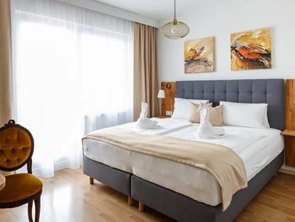 Pensionen - Restaurant - Unsere Doppelzimmer mit Balkon befinden sich auf der Hofseite und sind zw.15 und 19m² groß. Alle unsere Zimmer verfügen über Bad mit Dusche und WC, 
Kabel TV, Haartrockner, Handtücher und Badetücher, Ventilator, Moskitonetz. - Pension Laubenhof