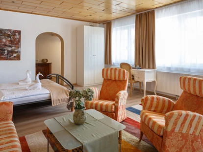 Pensionen - Restaurant - Alle unsere 3 Suiten sind von uns mit viel Liebe eingerichtet und verfügen über Couch mit Tisch und Sessel, Kabel TV, Bad mit Dusche/Badewanne  und WC, Haartrockner, Ventilator, Handtücher und Badetücher. - Pension Laubenhof