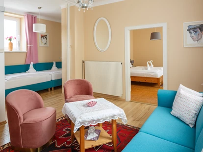 Pensionen - Restaurant - Alle unsere 3 Suiten sind von uns mit viel Liebe eingerichtet und verfügen über Couch mit Tisch und Sessel, Kabel TV, Bad mit Dusche/Badewanne  und WC, Haartrockner, Ventilator, Handtücher und Badetücher. - Pension Laubenhof